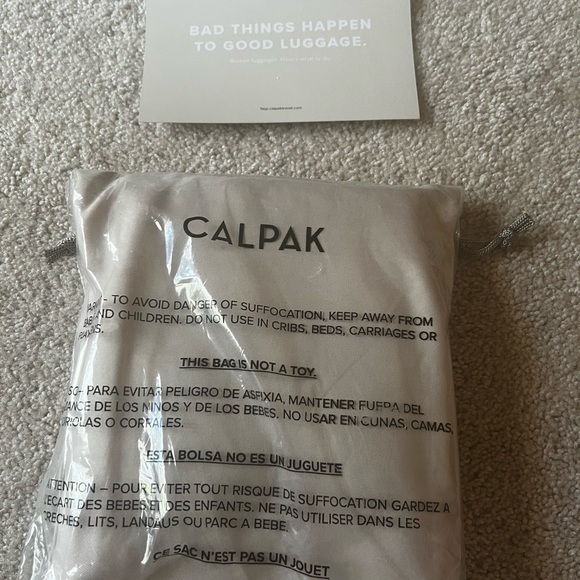 Unopen Calpak sold out Brand new travel Wallet + purse bag - Picture 3 of 5